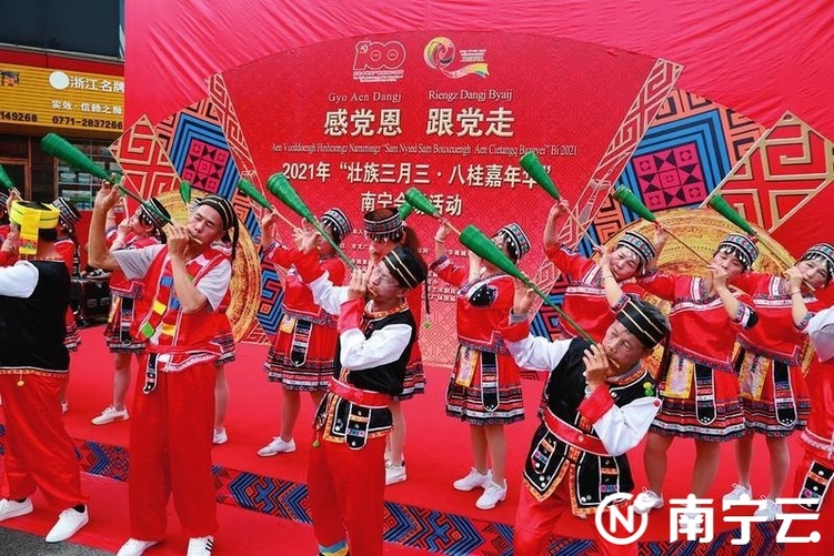 太欢乐啦！歌圩对唱非遗展演 南宁市民体验传统民俗