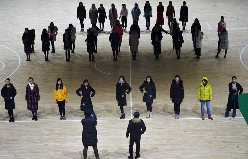 95后嫩模的心酸:寒冬穿超短裙室外训练(组图)