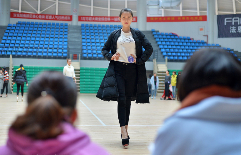 95后嫩模的心酸:寒冬穿超短裙室外训练(组图)