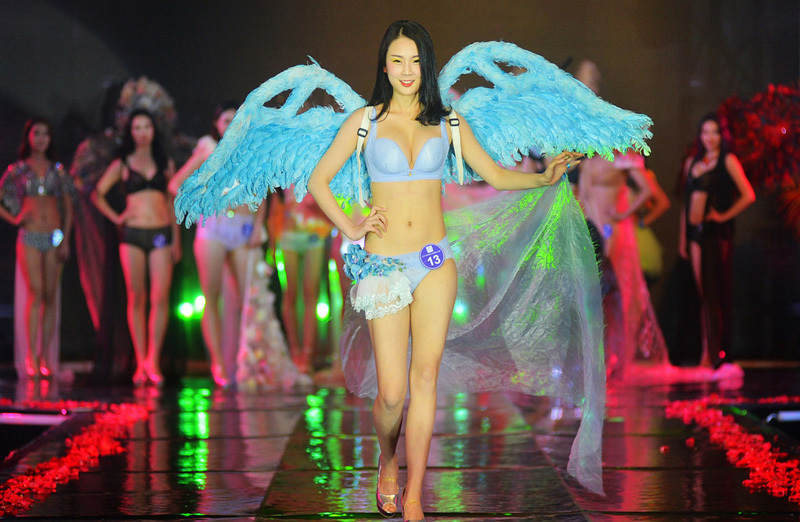 95后嫩模的心酸：寒冬穿超短裙室外训练(组图)