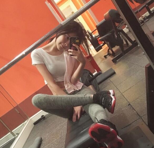 95后校花女神秀火辣私照 蜂腰翘臀性感爆表(组图)