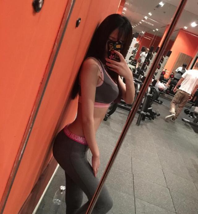 95后校花女神秀火辣私照 蜂腰翘臀性感爆表(组图)