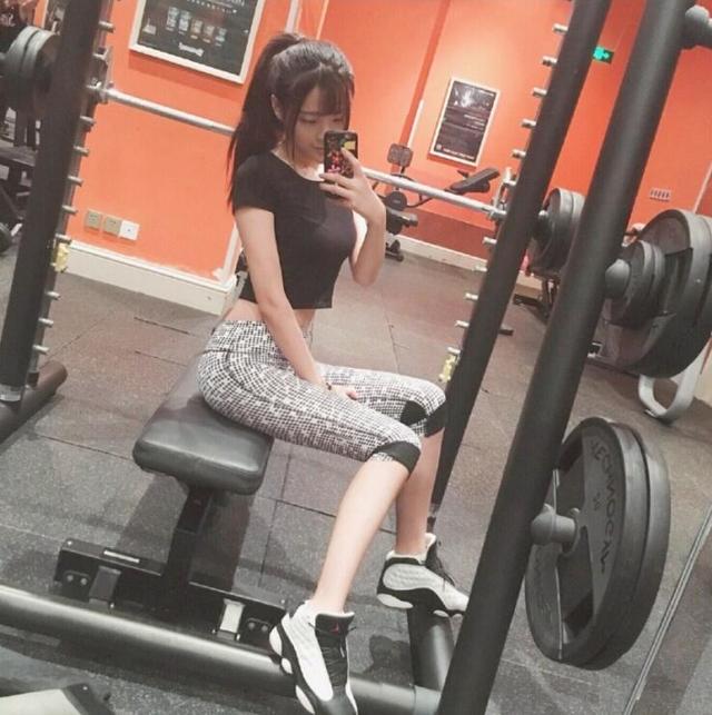 95后校花女神秀火辣私照 蜂腰翘臀性感爆表(组图)