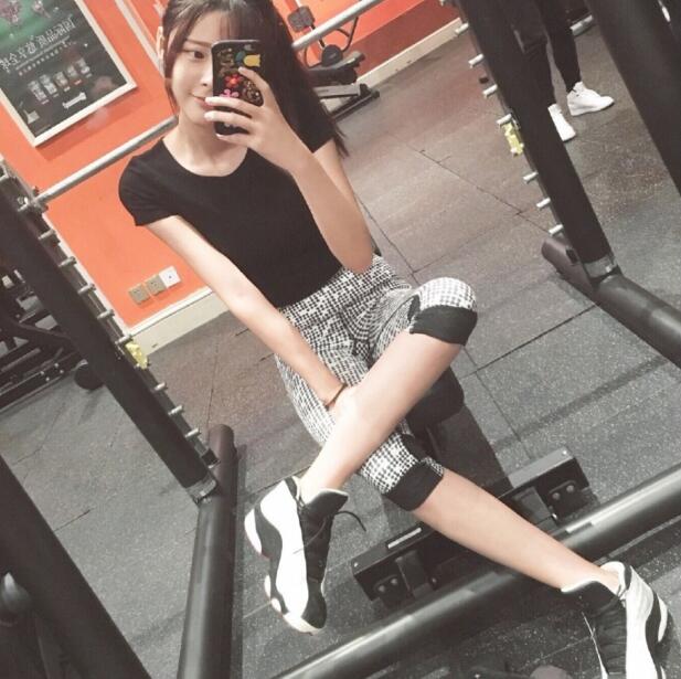 95后校花女神秀火辣私照 蜂腰翘臀性感爆表(组图)