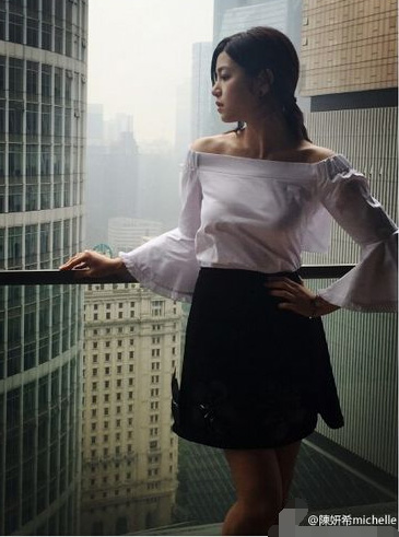 小笼包变瘦了！陈妍希穿露肩上衣 锁骨性感