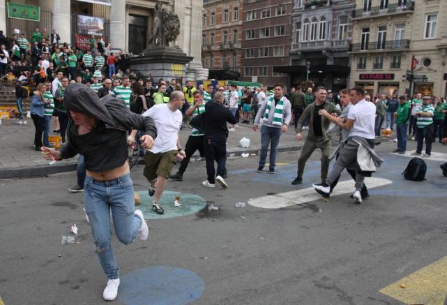 搞事!凯尔特人球迷大闹比利时 街头混战血流满面