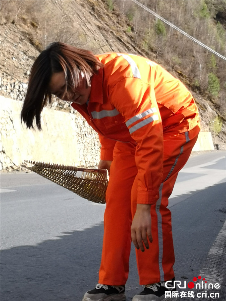 壮丽70年61奋斗新时代川藏公路上的养路工以路为业薪火相传