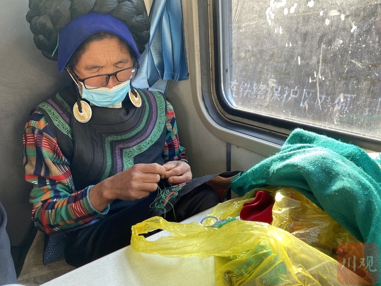 （转载）烟火人间“小慢车”　温暖大山彝人心