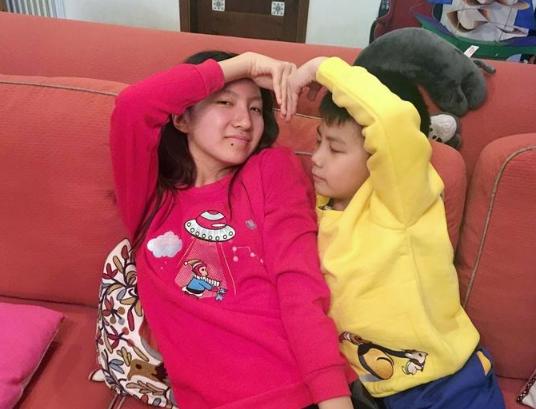 胡军片场隔空喊话 康康九儿身穿姐弟装惹人爱