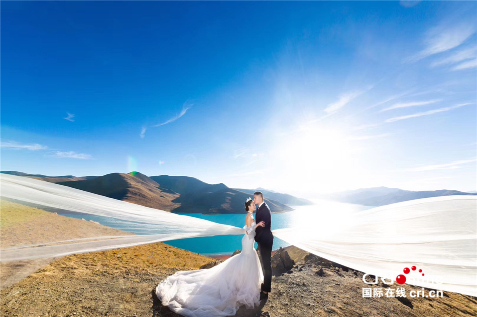 张恺和太太在西藏羊卓雍错湖照的婚纱照 (本照片有被采访者提供)