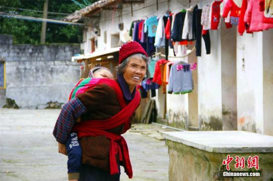 调查报告：四成留守老人盼打工子女节假日回家探亲