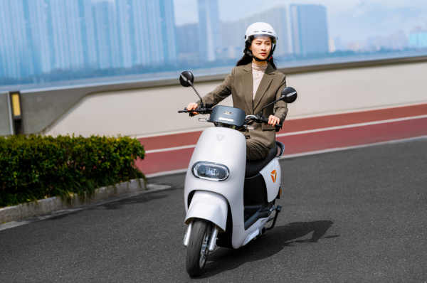 雅迪石墨烯电池超乎想象！冠能2.0系列到底有几张王牌？