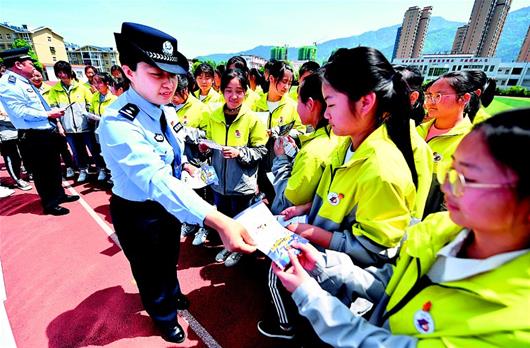保康民警入校传授防电信诈骗常识