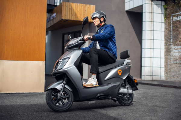 雅迪石墨烯电池超乎想象！冠能2.0系列到底有几张王牌？