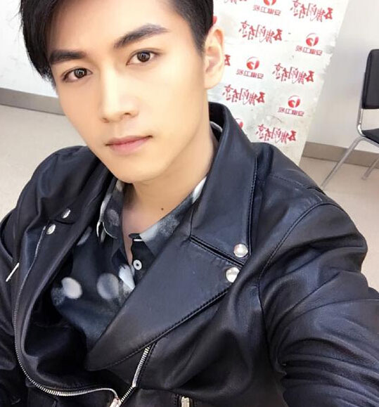 陈晓晒自拍反击脸圆 网友:没有姑姑圆