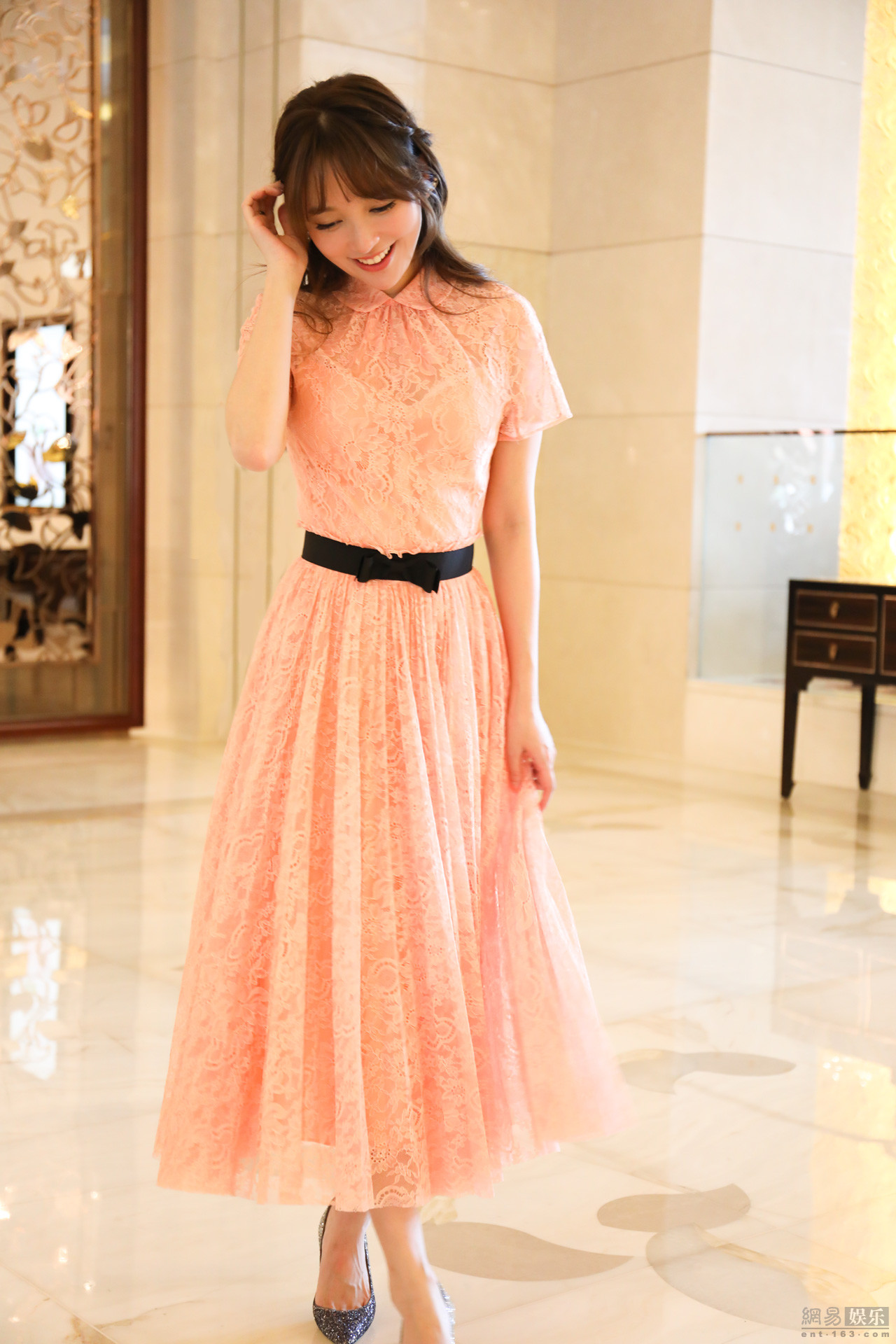 金莎粉嫩裙装现身 十八岁的蓝菲琳又回来了