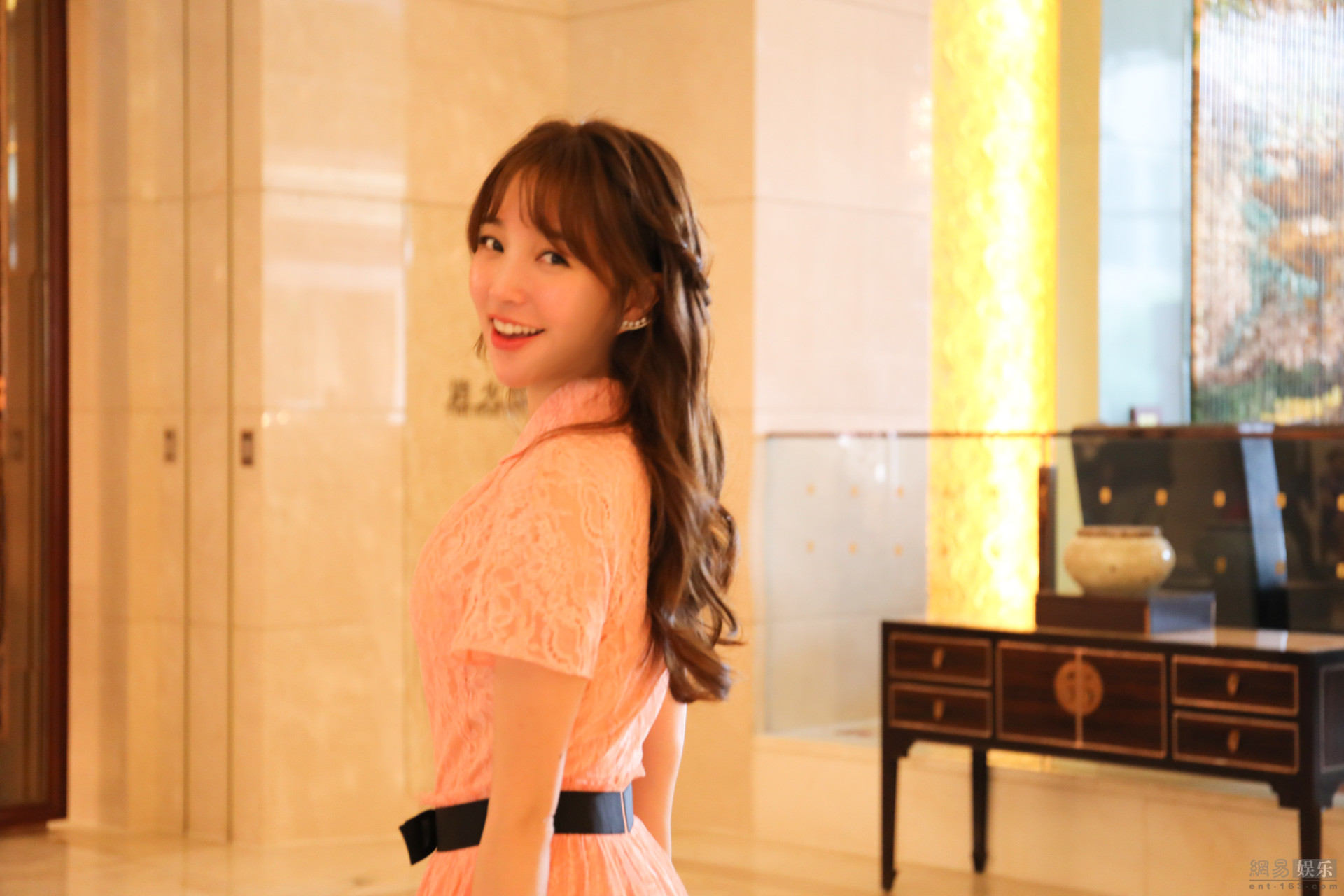 金莎粉嫩裙装现身 十八岁的蓝菲琳又回来了