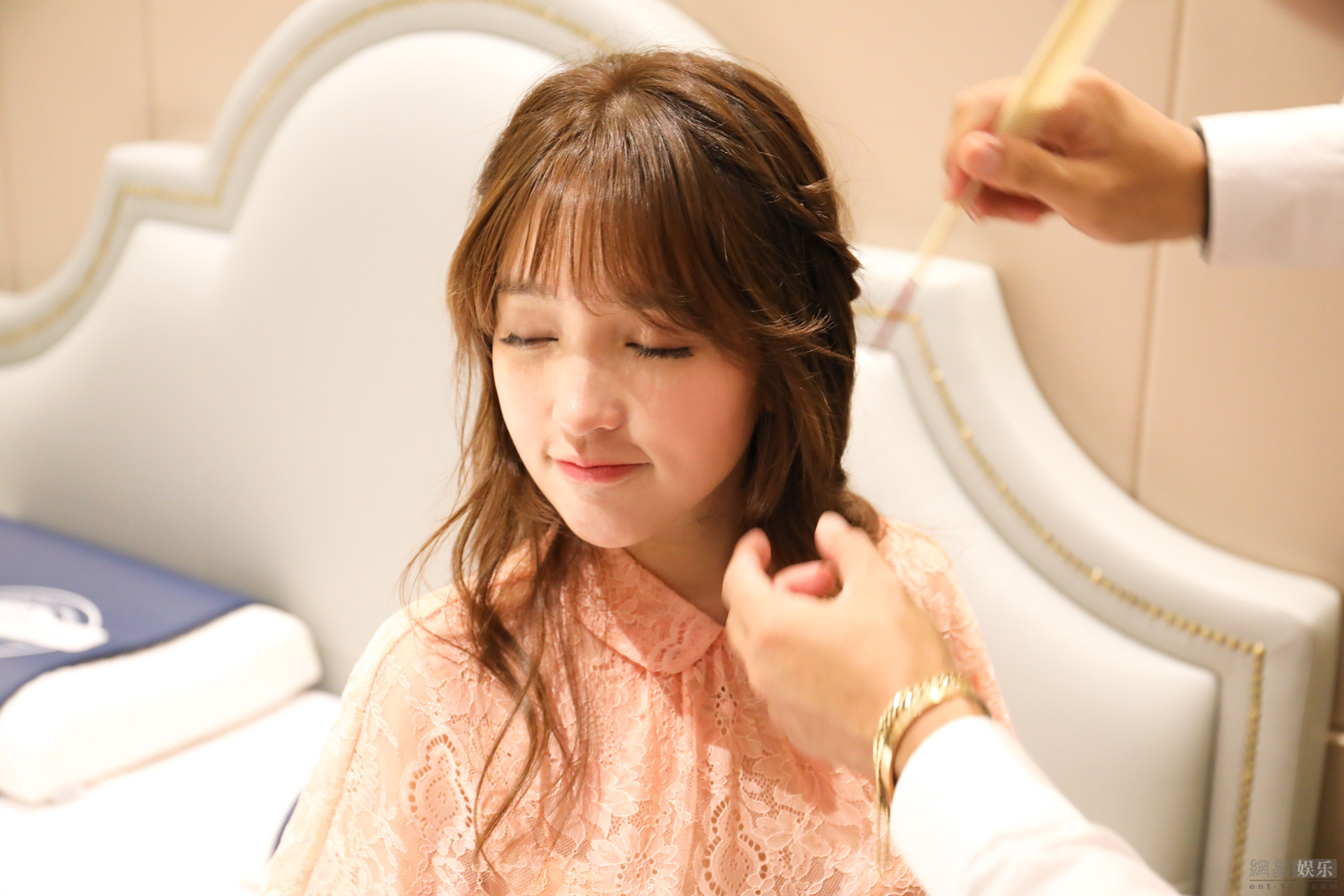 金莎粉嫩裙装现身 十八岁的蓝菲琳又回来了