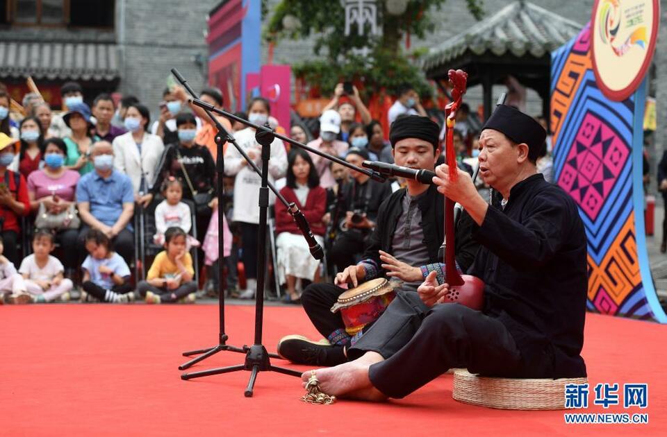 4月16日,在广西南宁市三街两巷,天琴艺人在壮族天琴艺术展演中表演
