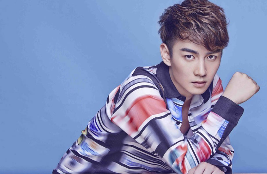 陈晓带陈妍希回老家认亲祭祖 小公园里缠绵热吻(图)