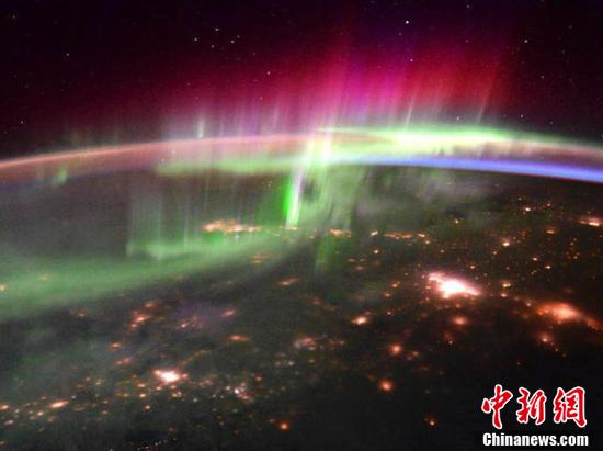 NASA发布多彩北极光图 美到窒息