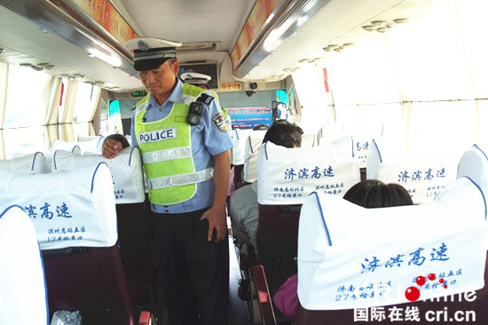 濱州高速交警支隊劉方孟:嚴查重管保平安 濱州高速交警支隊劉方孟:嚴查重管保平安_fororder_上車檢車乘客安全帶情況