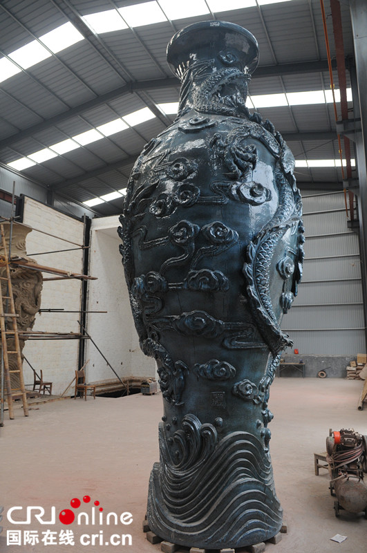 陶瓷大师牛继伟:巨型龙瓶获吉尼斯世界纪录 陶瓷大师牛继伟:巨型龙瓶获吉尼斯世界纪录_fororder_照片37 2296_副本