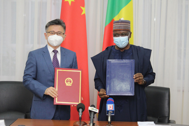 Aikin yiwa Sinawa dake Benin alluran rigakafin cutar COVID-19 zai sa kaimi ga raya hadin gwiwarsu wajen yaki da cutar_fororder_0419-01