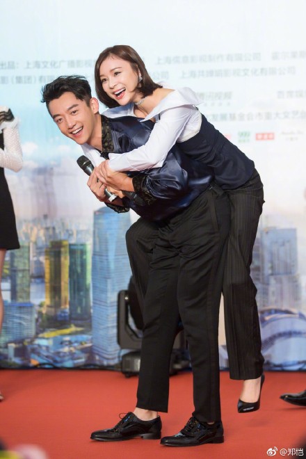 鄭愷袁姍姍搞怪合影 搞笑上演"豬八戒背媳婦"