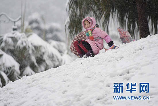 時隔20年 “火爐”重慶主城再現雪景