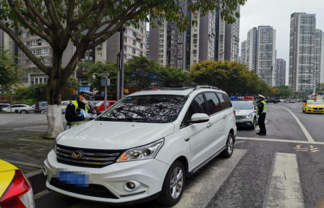 【九龍坡公安分局供稿】重慶九龍坡交巡警對道路違停嚴管嚴查 將出重拳整治