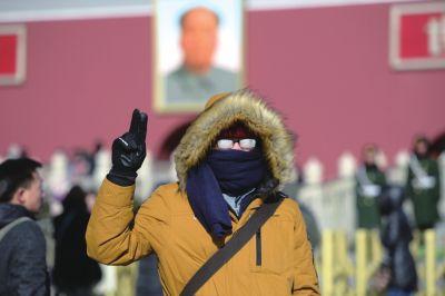 北京迎来30年来最冷一天 交警执勤时眼镜结冰