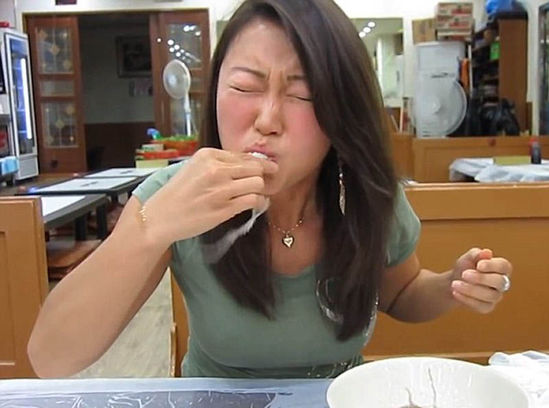 美女挑战"生吃"活章鱼 90秒咀嚼章鱼始终在动