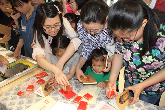 上海市中青年版畫家作品展在京開幕