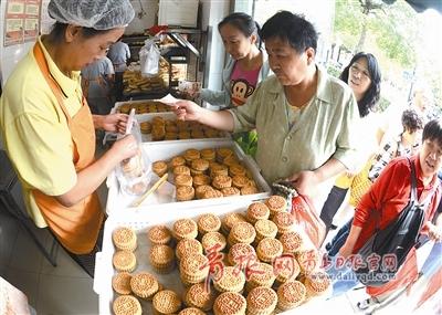 【社会广角（图片+摘要）】山东月饼市场年轻人爱定制 传统口味很吃香