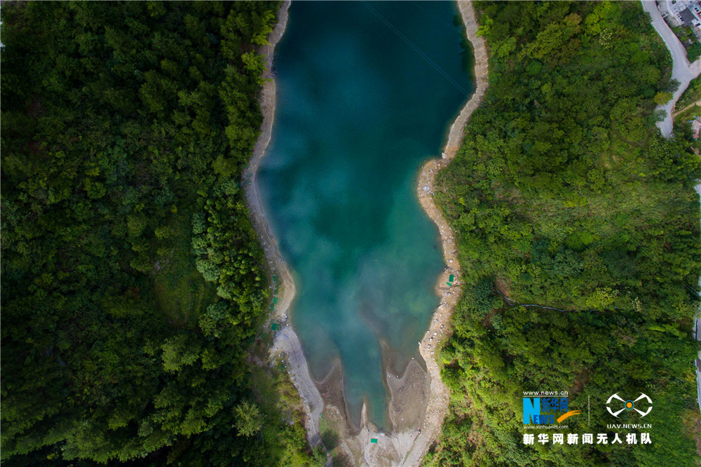 【焦点图】【“飞阅”中国】航拍古地震遗址小南海 深山里的“蓝宝石”