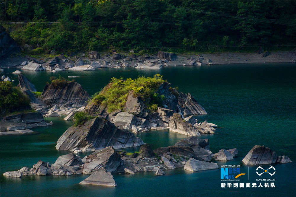 【焦点图】【“飞阅”中国】航拍古地震遗址小南海 深山里的“蓝宝石”