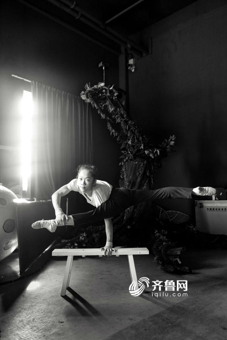 杂技演员的苦乐人生:光鲜舞台背后每天苦练倒立8小时