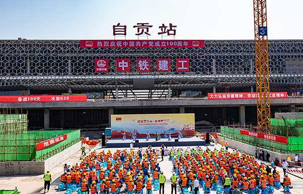 文化志愿者走进自贡高铁站建设现场开展“五一”慰问演出_fororder_1慰问演出现场（摄影-廖志全）