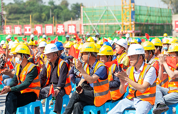 文化志愿者走进自贡高铁站建设现场开展“五一”慰问演出_fororder_6慰问演出现场（摄影-廖志全）