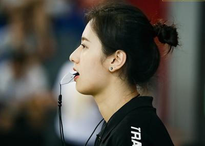 亓浩的走红是在一场cuba的比赛上,身穿裁判服,吹罚十分专业的亓浩