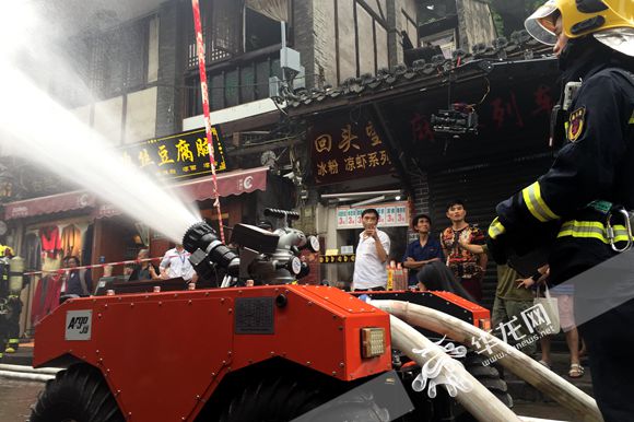 【区县联动】【沙坪坝】磁器口一商户“失火” 消防机器人上阵“救火”【区县联动 二级界面】磁器口现消防机器人上阵“救火”