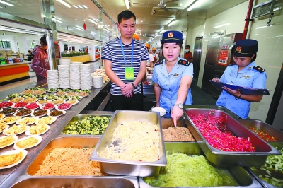 （食品图文）南京市学校食堂开展食品安全检查