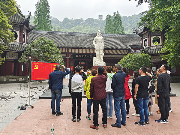 重溫入黨誓詞在趙一曼紀念館,黨員們傾聽講解,認真參觀一件件遺物.