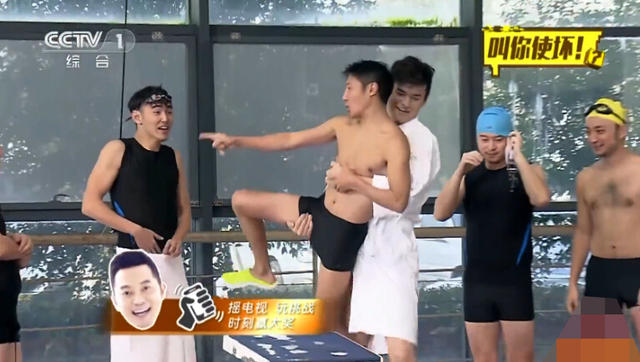 孙杨将撒贝宁扔进泳池 两人上演最萌身高差 孙杨将撒贝宁扔进泳池 两人上演最萌身高差
