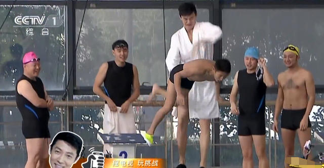 孙杨将撒贝宁扔进泳池 两人上演最萌身高差 孙杨将撒贝宁扔进泳池 两人上演最萌身高差