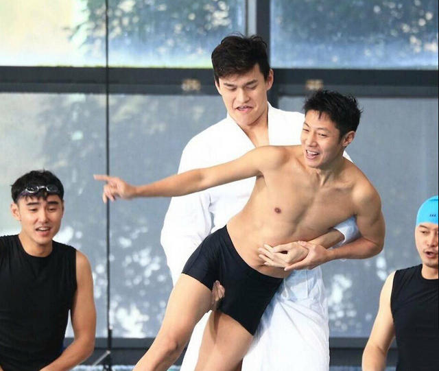 孙杨将撒贝宁扔进泳池 两人上演最萌身高差 孙杨将撒贝宁扔进泳池 两人上演最萌身高差