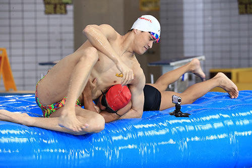 孙杨将撒贝宁扔进泳池 两人上演最萌身高差 孙杨将撒贝宁扔进泳池 两人上演最萌身高差