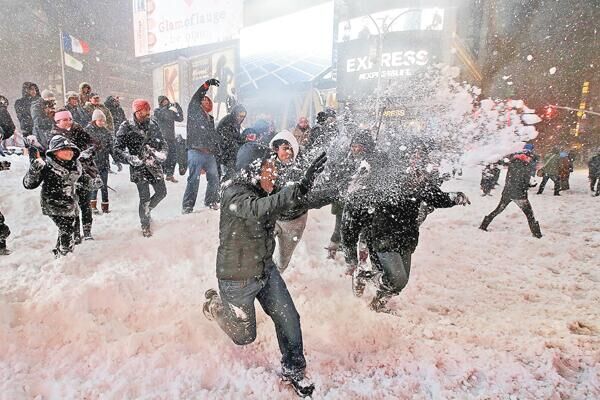 罕见暴风雪来袭 纽约时代广场上演“百人雪战”