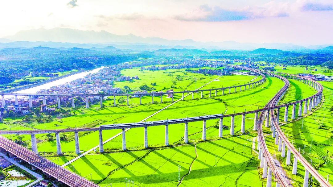 庆祝建党百年发现最美铁路再出发